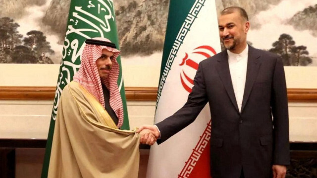 Le ministre iranien des Affaires étrangères Hossein Amir-Abdollahian (à droite) et son homologue saoudien le ministre des Affaires étrangères d’Arabie saoudite Fayçal ben Farhan Al-Saoud (à gauche). Crédit Photo: Iranian Foreign Ministry / AFP

