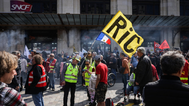 Manifestation contre la réforme des retraites devant une gare. Crédit Photo: THIBAUD MORITZ / AFP

