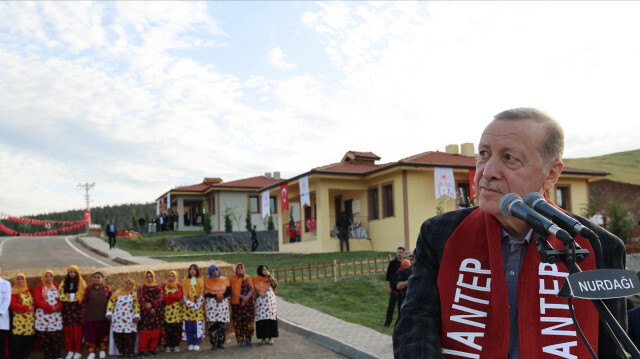 Cumhurbaşkanı Erdoğan, Gaziantep ve Kahramanmaraş'ta inşa edilen köy evlerini sahiplerine teslim etti
