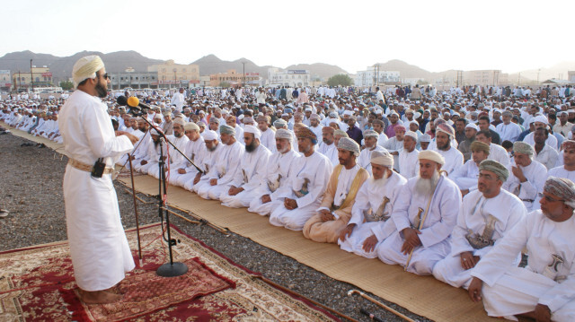 العمانيون يحتفلون بأول أيام عيد الفطر المبارك