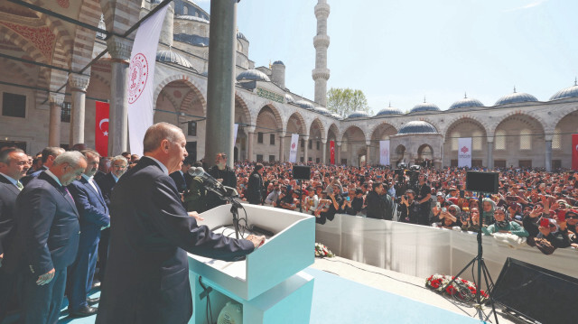 Cumhurbaşkanı Erdoğan restorasyonu biten Sultanahmet Camii’nin açılışını yaparak cuma namazını burada kıldı.