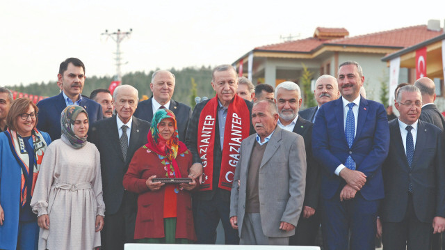 Cumhurbaşkanı Erdoğan, depremzedeler için yapılan akıllı köy evlerini sahiplerine teslim etti.