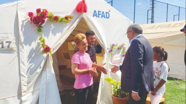 Beykoz Belediye Başkanı Murat Aydın, personelleriyle birlikte Hatay Kırıkhan ilçesinde çadır kentleri tek tek ziyaret etti. 

