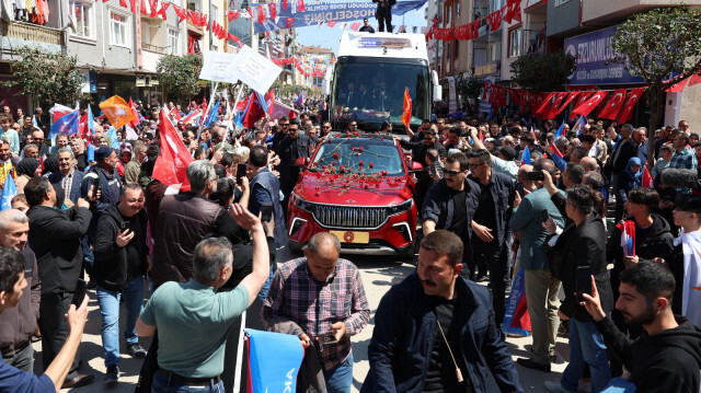 Le Président turc, Recep Tayyip Erdogan, est arrivé à Bursa avec la voiture nationale turque TOGG, qui suscite un grand intérêt de la part des citoyens. Crédit photo : AA