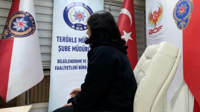 Kadın terörist, henüz 12 yaşında ailesinin zoruyla Suriye'nin Aynularab (Kobani) ilçesinden terör örgütüne katıldığını iddia etti.