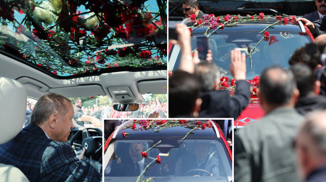 Gemlik Meydanı'na TOGG'la giriş yapan Erdoğan çiçeklerle ve alkışlarla karşılandı.