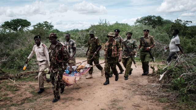 Le personnel de sécurité transporte un jeune homme secouru de la forêt de Shakahola, à l'extérieur de la ville côtière de Malindi au Kenya. Crédit Photo: Yasuyoshi CHIBA / AFP