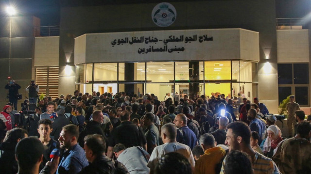 Les personnes évacuées du Soudan arrivent à l'aéroport militaire d'Amman. Crédit Photo: Khalil MAZRAAWI / AFP