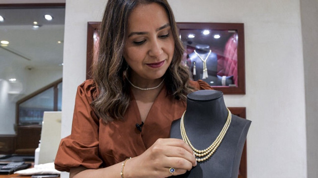 Faten Mattar de Mattar Jewelers présente un collier de perles naturelles de Manama, à Bahreïn. Crédit photo: MAZEN MAHDI / AFP