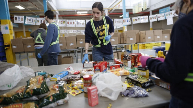 Des bénévoles trient les produits alimentaires donnés à la Daily Bread Food Bank à Toronto, au Canada. Crédit photo: COLE BURSTON / AFP