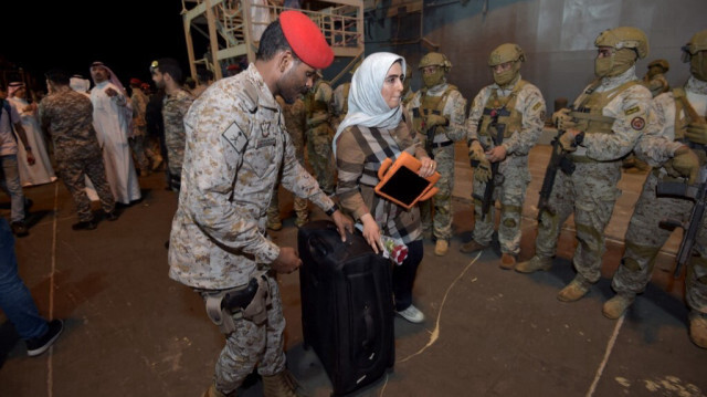 Des citoyens saoudiens et d'autres ressortissants arrivent à la base navale du roi Faisal à Jeddah, en Arabie Saoudite. Crédit photo: AMER HILABI / AFP