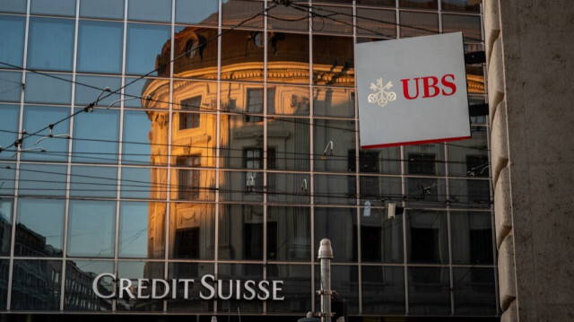 Enseigne du géant bancaire suisse UBS et celle du Credit Suisse, à Bâle. Crédit photo: FABRICE COFFRINI / AFP