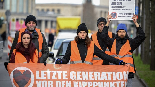 Le groupe environnemental "Last Generation" (Letzte Generation) participe  à une action de blocage d'une rue de Charlottenburg à Berlin. Crédit photo: TOBIAS SCHWARZ / AFP