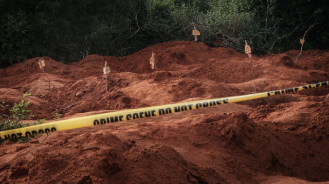 Exhumation des corps sur le site de la fosse commune de Shakahola, à l'extérieur de la ville côtière de Malindi, au Kenya, le 25 avril 2023. Crédit photo: YASUYOSHI CHIBA / AFP