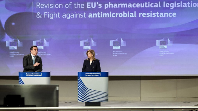 Le vice-président de la Commission européenne, Margaritis Schinas, et la commissaire européenne à la Santé, Stella Kyriakides au siège de l'UE à Bruxelles. Crédit photo: KENZO TRIBOUILLARD / AFP