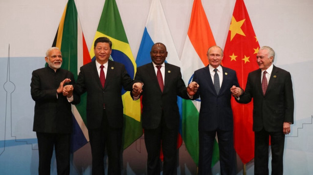 (De gauche à droite) Le Premier ministre indien Narendra Modi, le Président chinois Xi Jinping, le Président de l'Afrique du Sud Cyril Ramaphosa, le Président russe Vladimir Poutine et l'ancien Président brésilien Michel Temer ont posé pour une photo de groupe pendant le 10e BRICS. Crédit Photo: MIKE HUTCHINGS / POOL / AFP