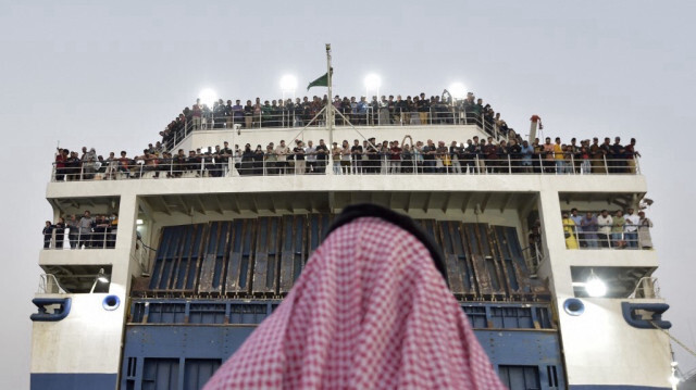 Un bateau avec 1 687 civils de plus de 50 pays fuyant la violence au Soudan, arrive à la base navale du roi Faisal à Djeddah. Crédit Photo: Amer HILABI / AFP