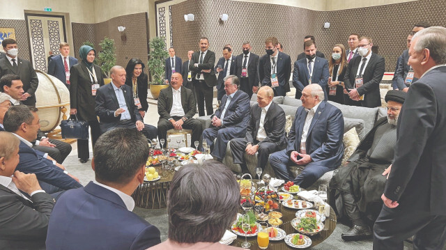 Cumhurbaşkanı Recep Tayyip Erdoğan, katıldığı toplantılarda güçlü bir liderlik sergileyerek Türkiye’nin çıkarlarını savunuyor.