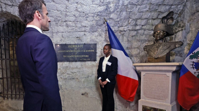 Le président français Emmanuel Macron (à gauche) rend hommage devant une statue de Toussaint Louverture. Crédit photo: Christophe PETIT TESSON / POOL / AFP