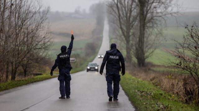 Des policiers arrêtent des voitures après qu'un missile a frappé le village de Przewodow, dans le sud-est de la Pologne. Crédit photo: WOJTEK RADWANSKI / AFP / ARCHIVE