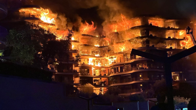 İzmir'de büyük bir sitenin sekiz katlı binasında yangın çıktı.