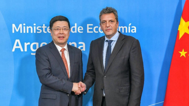 Le ministre argentin de l'Économie, Sergio Massa et l'ambassadeur de Chine en Argentine, Zou Xiaoli. Crédit photo: Polycopié / Ministère argentin de l'économie / AFP