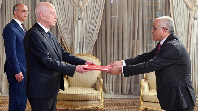 Le président tunisien Kais Saied (à gauche) remet les lettres de compétences à l'ambassadeur nouvellement nommé en Syrie, Mohamed Mhadhbi (à droite), au palais de Carthage à Tunis.
Crédit Photo: SERVICE DE PRESSE DE LA PRÉSIDENCE / AFP