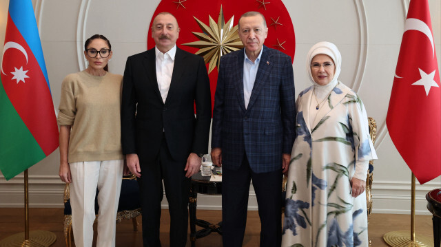  Turkish President Recep Tayyip Erdogan, his wife Emine Erdogan, and President of Azerbaijan Ilham Aliyev, his wife Mehriban Aliyeva pose for a photo during a meeting in Istanbul, Turkiye on April 29, 2023.