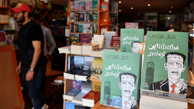 Le livre "le Frankenstein tunisien" de Kamel Riahi qui a été confisqué. Crédit Photo: FETHI BELAID / AFP

