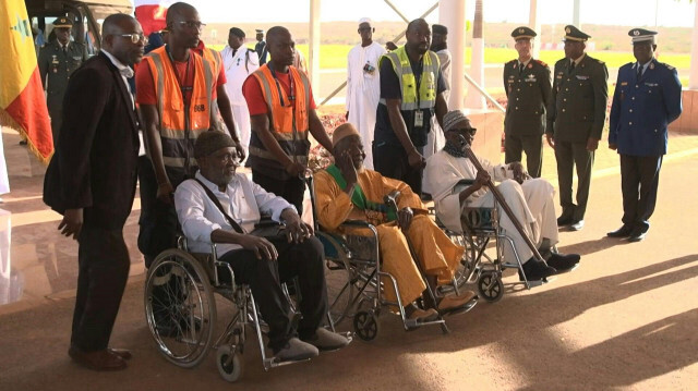 Neuf tirailleurs très âgés, qui ont combattu pour la France notamment en Indochine et en Algérie, arrivent au Sénégal pour finir sereinement leur vie. Crédit photo: ELÉONORE SENS / AFPTV / AFP




