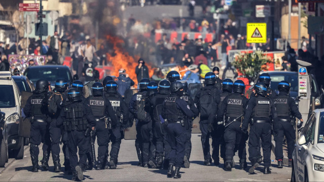 Paris'te emeklilik reformu karşıtı gösterilerin maliyeti sarı yeleklilerin protestolarının maliyetini geçti.