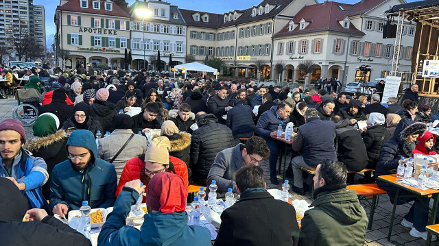 Almanya'nın Ludwigsburg kentinde Müslümanlar ve Almanlar iftar sofrasında buluştu.
