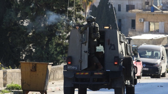 Un soldat israélien tire des projectiles sur les Palestiniens dans la ville de Naplouse, en Cisjordanie occupée. Crédit photo: AA
