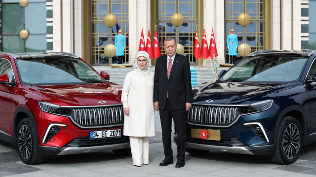 Recep Tayyip Erdoğan, le président turc en compagnie de la première dame Emine Erdogan devant la première voiture électrique turque. Crédit Photo: Twitter Recep Tayyip Erdoğan