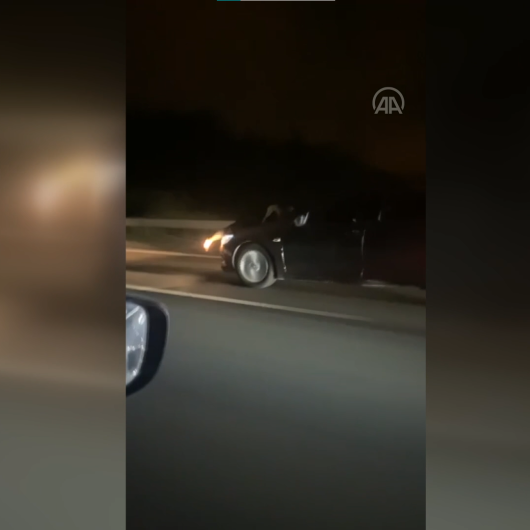 Canını böyle hiçe saydı: Babası tarafından kaçırılan oğlu için kaput üstünde 40 kilometre yol gitti