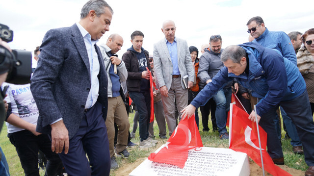 Tatlıkuyu Mahallesi'nde şehitlerin mezarlarının bulunduğu alana şahide taşı konulması ve Türk bayrağı dikilmesi dolayısıyla tören düzenlendi.