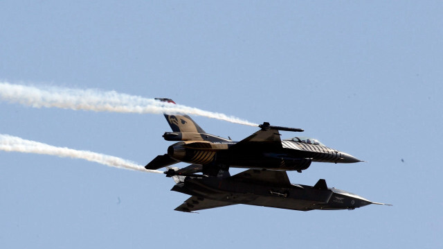 Kızılelma ve F-16, TEKNOFEST'te kol uçuşu gerçekleştirdi.