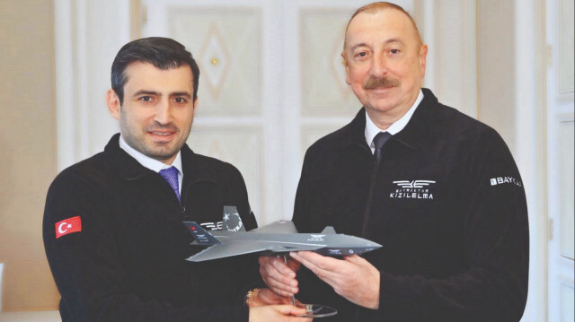 Selçuk Bayraktar, Aliyev’e Kızılelma’nın maketini hediye etti.
