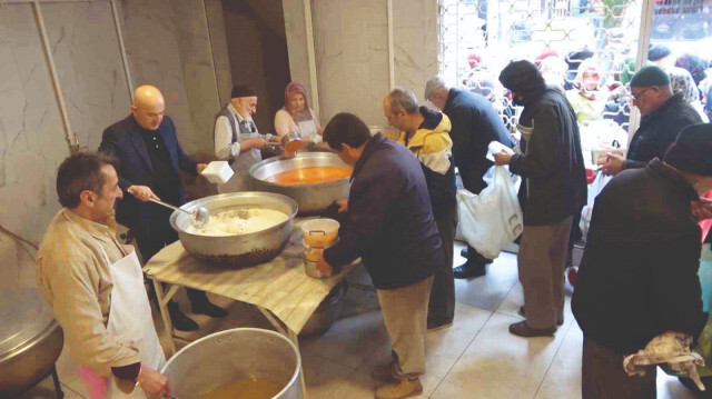 Hayriye Güngör’ün vasiyetiyle başlayan iftar yemeği dağıtma geleneği 33. yılında da hız kesmeden devam ediyor.