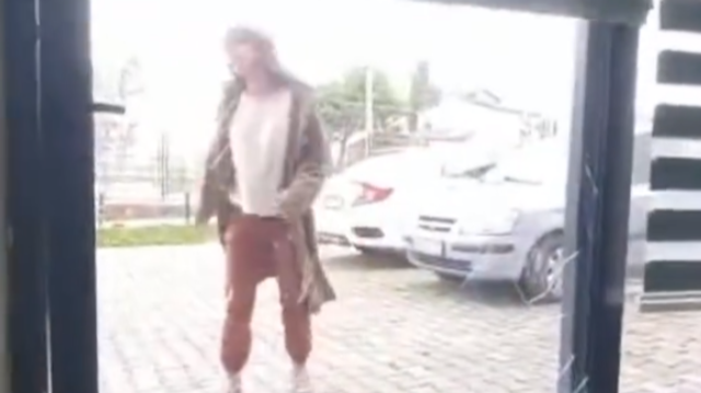 Kadıköy'de bir kadın Kur'an kursunun camını tekmeleyerek kırdı.