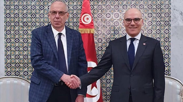 Le ministre tunisien des Affaires étrangères, de la Migration et des Tunisiens à l’étranger, Nabil Ammar et l’ambassadeur de Russie en Tunisie, Aleksander Zolotov. Crédit Photo: AA