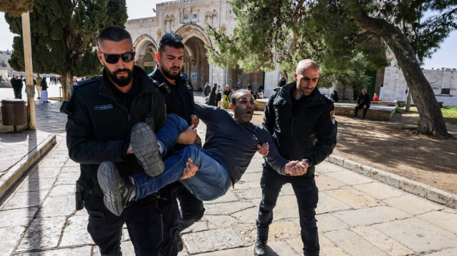 Des policiers israéliens arrêtent un Palestinien dans l'enceinte de la mosquée Al-Aqsa. Crédit photo: AHMAD GHARABLI / AFP