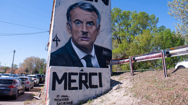 Oeuvre satyrique du grapheur Letko représentant le président français Emmanuel Macron en Adolphe Hitler. Crédit Photo: Dauphin Philippe 