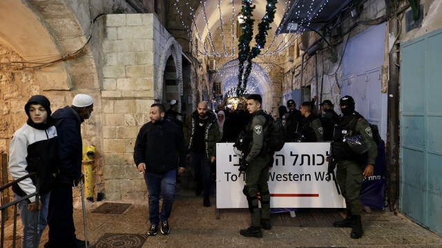 La police israélienne bloque l'entrée de la mosquée Al-Aqsa aux fidèles, à Jérusalem en Palestine. Crédit photo: AA