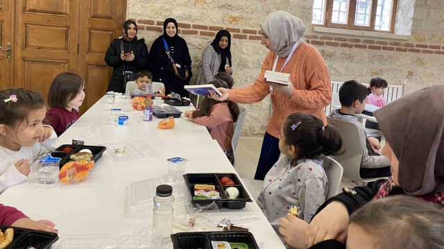 Osmanlı geleneği olan tekne orucunu açan çocuklar, çeşitli oyunlarla güzel vakit geçirdi.