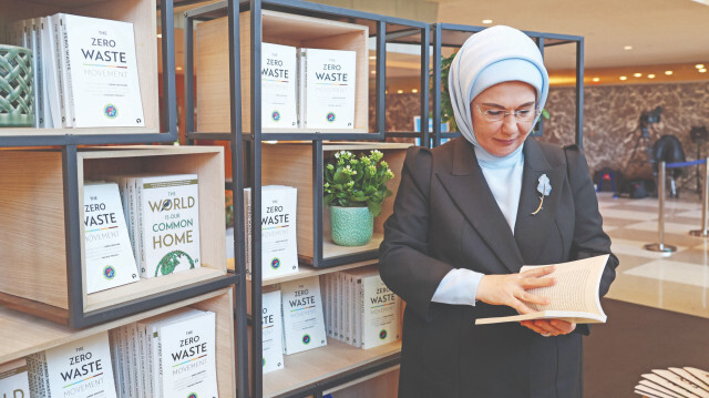 Sıfır Atık Hareketi ismini taşıyan kitapta, Emine Erdoğan’ın çevre mücadelesi de anlatılıyor.