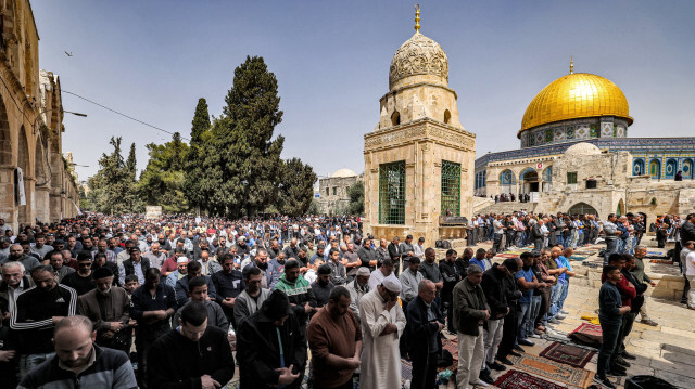 Prière devant la mosquée al-Aqsa. Crédit Photo: AHMAD GHARABLI / AFP

