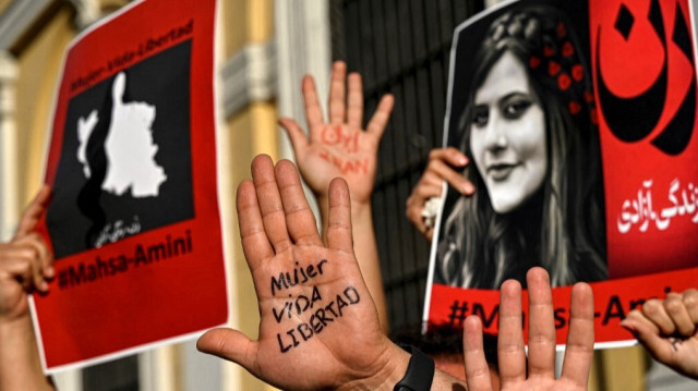 Rassemblement pour Mahsa Amini. Crédit Photo: Martin BERNETTI / AFP
