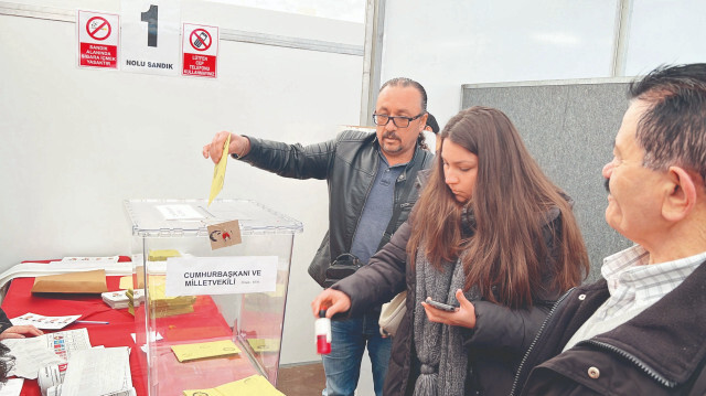 Almanya'da seçim tarihleri 6-7-8 Mayıs olarak güncellendi.