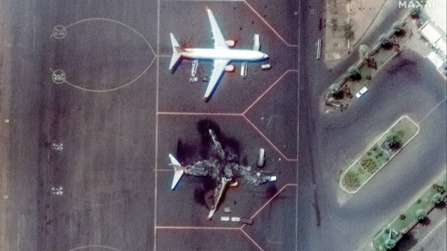 Vue satellite d'un Il-76incendié sur la piste de l'aéroport de Khartoum. Crédit photo: Handout / Satellite image ©2023 Maxar Technologies / AFP